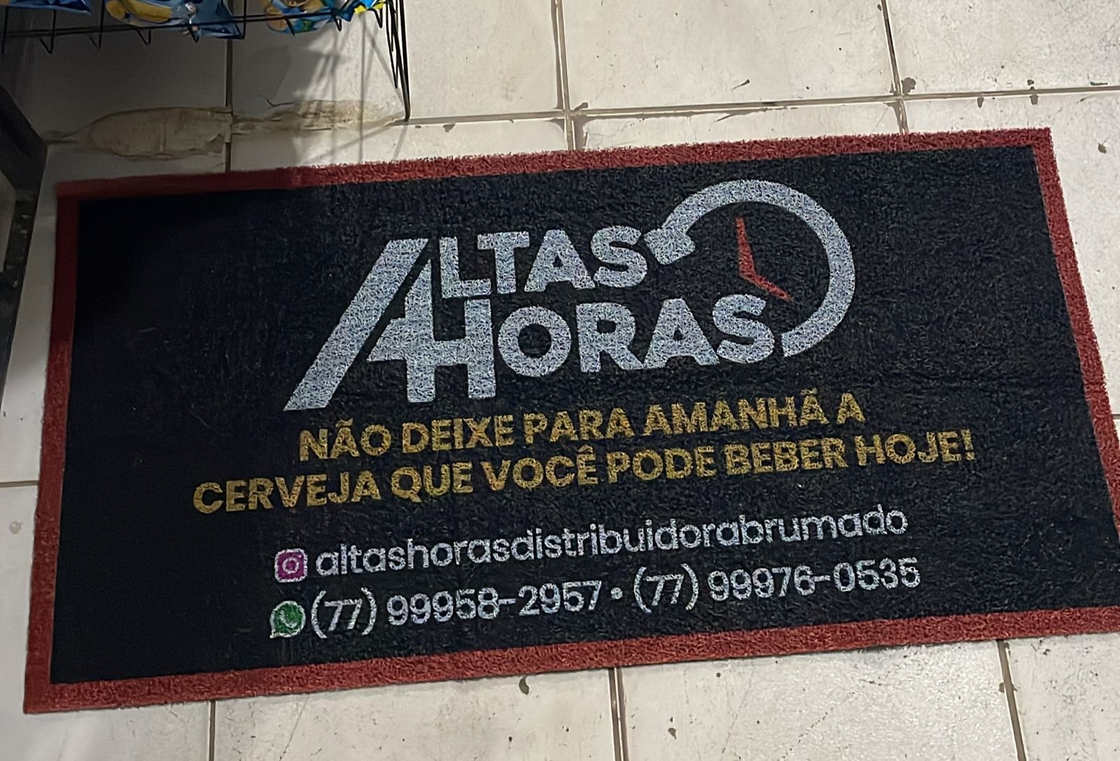 Tapete personalizado Altas Horas em uma entrada