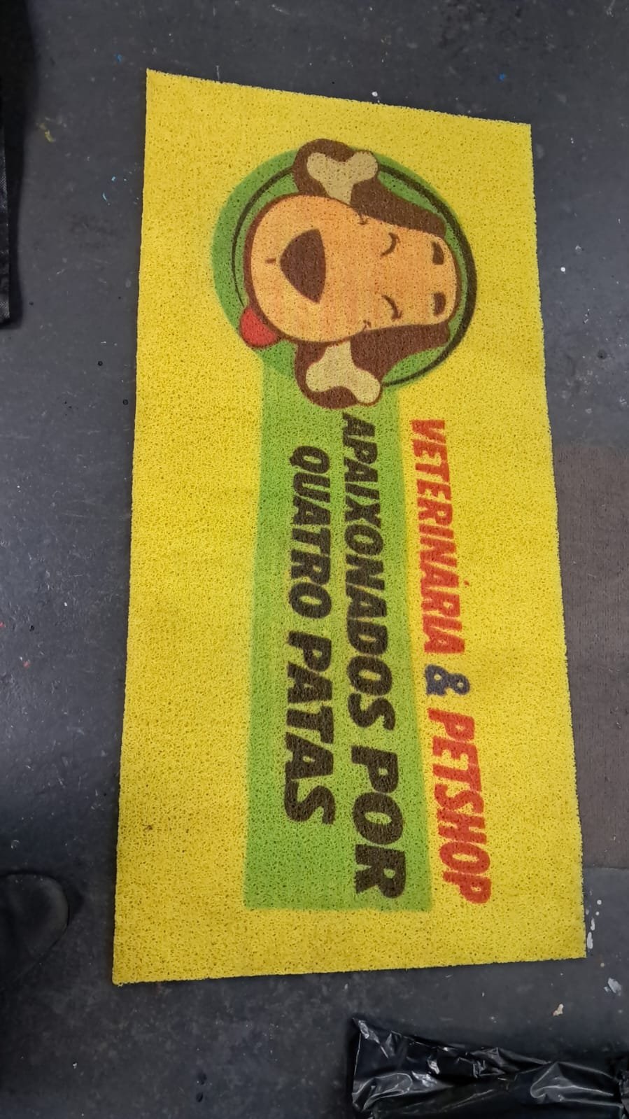Tapete amarelo personalizado com ilustração de cachorro, tema quatro patas