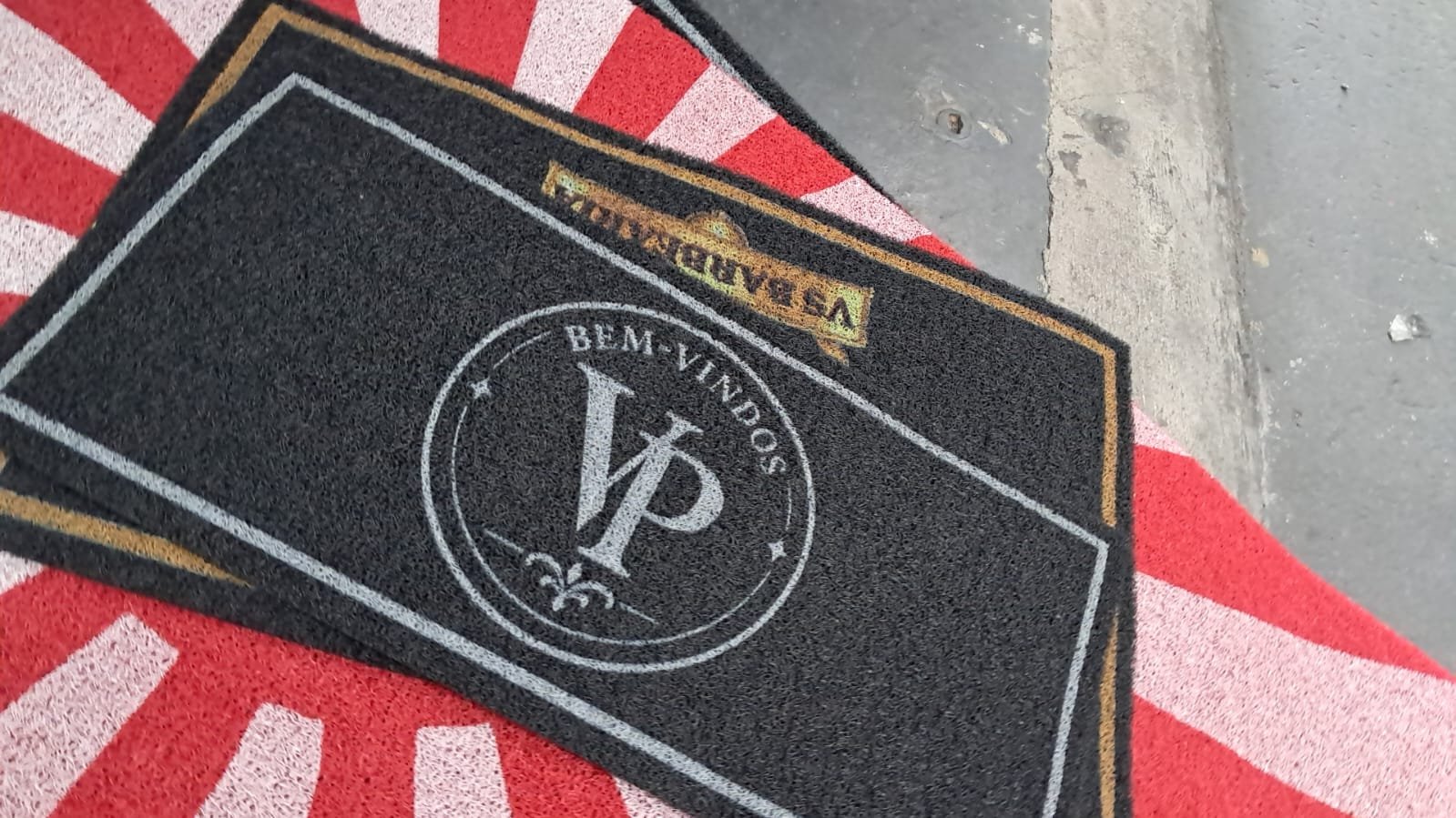 Tapete personalizado Bem-vindos VP em uma entrada comercial