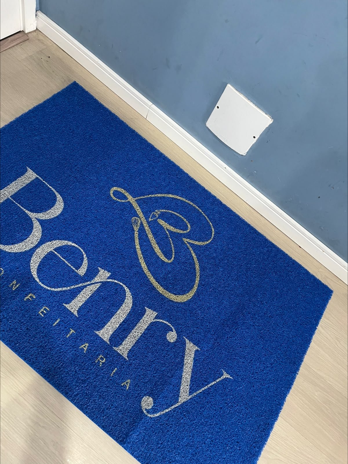 Tapete azul personalizado Benry em uma entrada