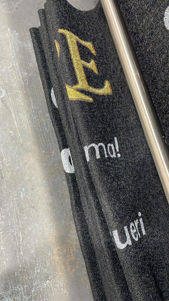 Tapete personalizado em uma etapa da produção