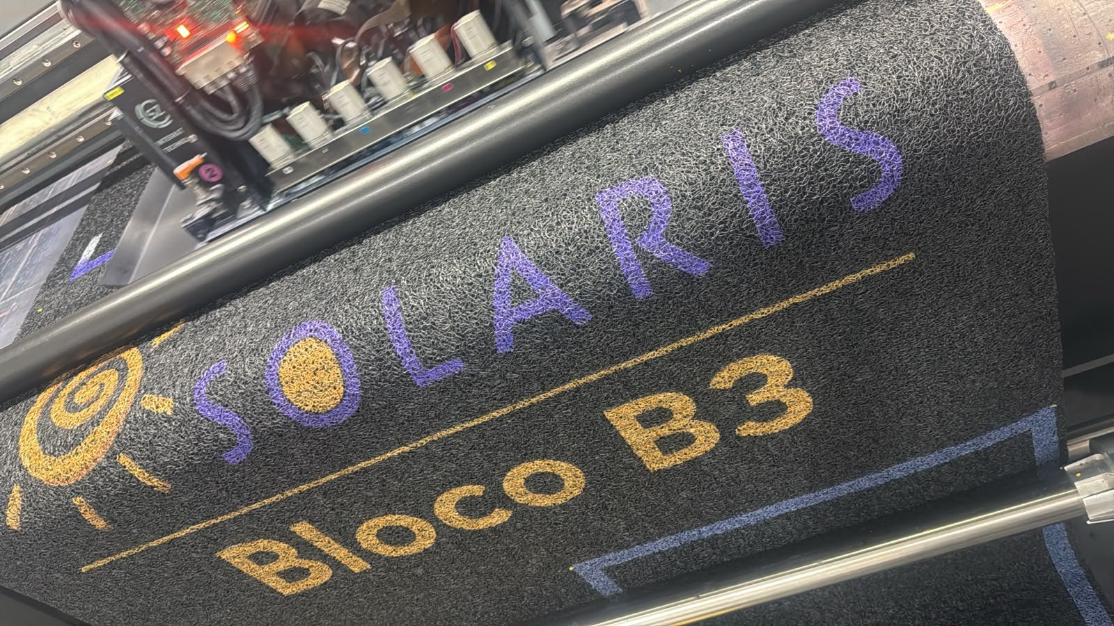 Tapete personalizado Solaris instalado em ambiente comercial