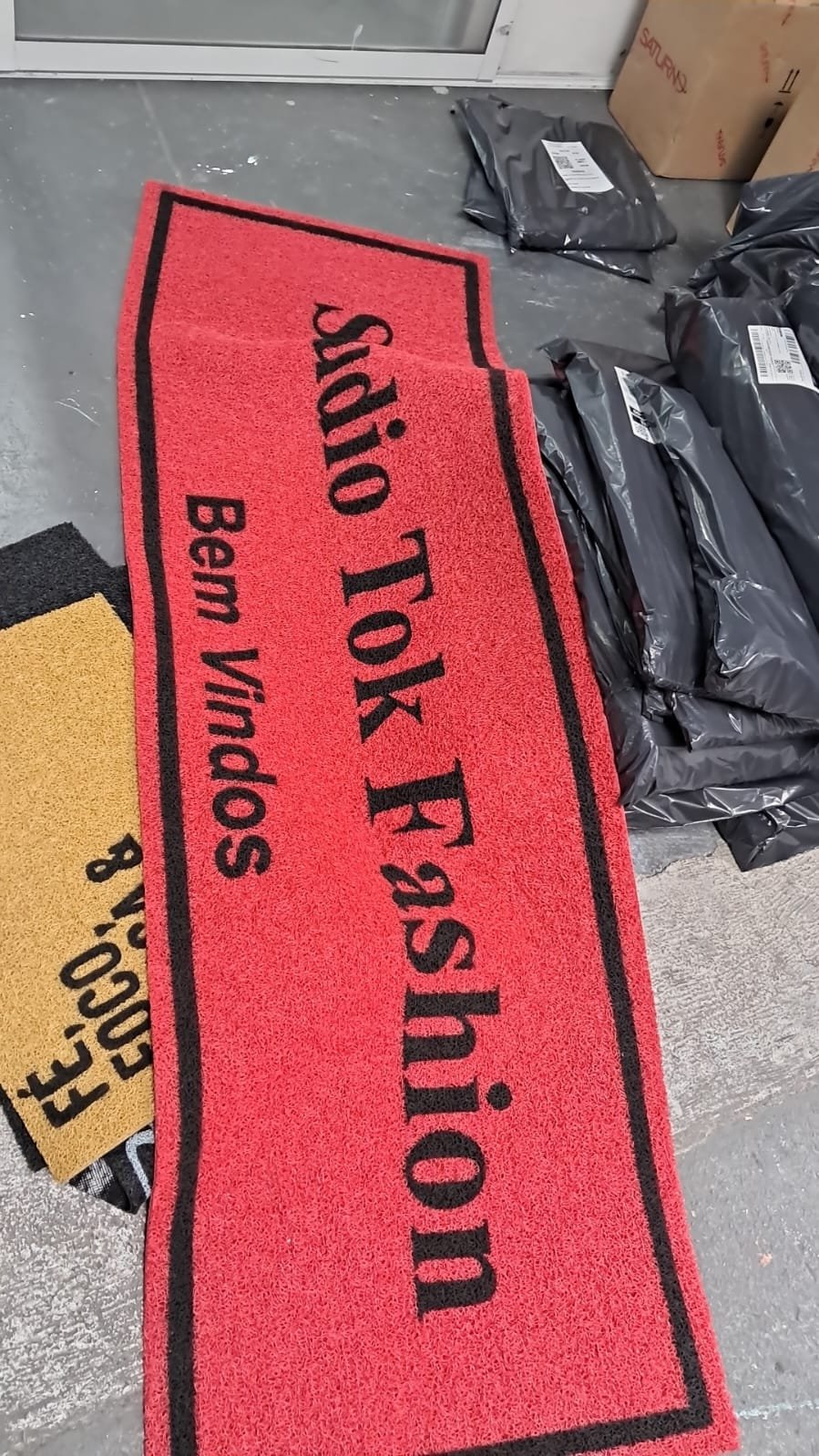 Tapete vermelho personalizado TikTok Fashion com frase de boas-vindas