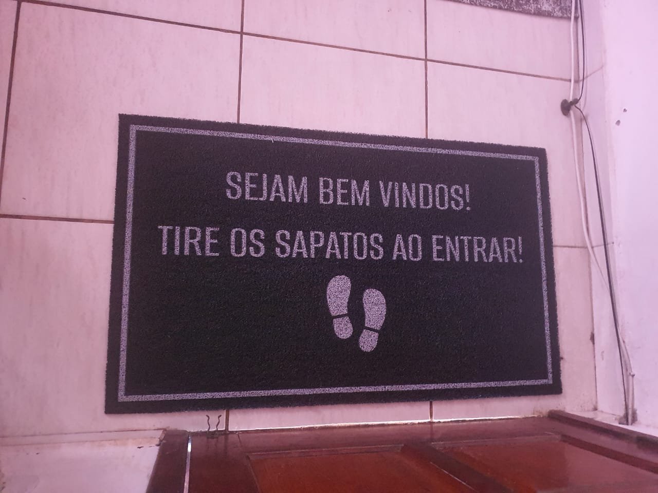 Capacho personalizado com a frase Sejam bem-vindos! Tire os sapatos ao entrar!